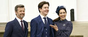 Prinz Christian (M) steht mit seinen Eltern Kronprinz Frederik von Dänemark und Kronprinzessin Mary nach seiner Konfirmation für ein gemeinsames Foto zusammen.