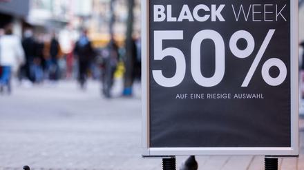 "Black Week 50%" steht auf einem Aufsteller vor einem Geschäft auf der Hohe Straße.
