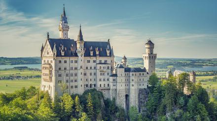 Das Schloss Neuschwanstein steht oberhalb von Hohenschwangau bei Füssen im südlichen Bayern. Der Bau wurde ab 1869 für den bayerischen König Ludwig II. als idealisierte Vorstellung einer Ritterburg aus der Zeit des Mittelalters errichtet. 