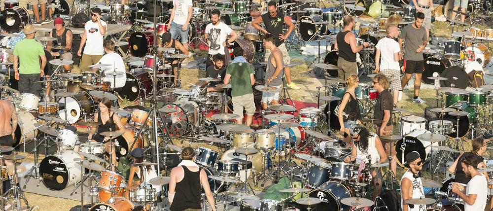 Musiker bereiten sich am 26.07.2015 im norditalienischen Cesena vor, um gemeinsam den Song "Learn to fly" der Foo Fighters zu spielen.