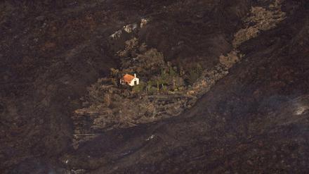 Lava von einem Vulkanausbruch umgibt das „Wunderhaus“ auf der Insel La Palma. 