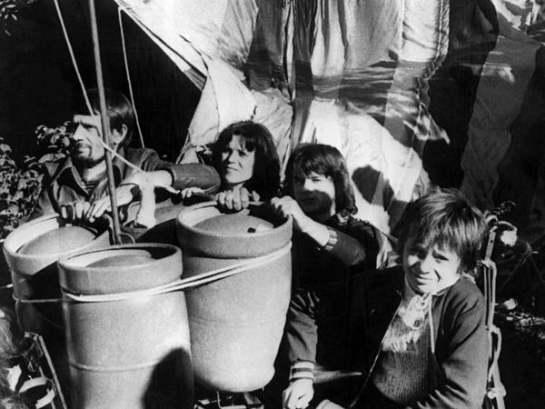 Familie Strelzyk mit dem berühmten Heißluftballon, mit dem sie 1979 aus der DDR floh.
