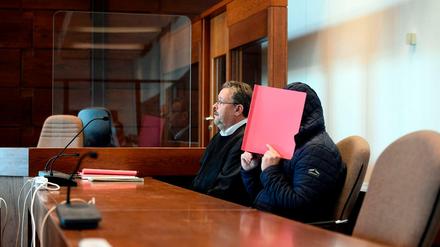 Der Angeklagte Jörg L. mit seinem Anwalt am Dienstag im Gerichtssaal.