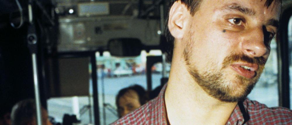 Der Entführer Dieter Degowski steht am 17.08.1988 in einem gekaperten Bus in Bremen.