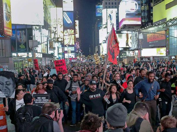 Die Demonstranten in New York bekunden ihre Solidarität mit den Menschen in Baltimore, die nach dem Tod von Freddie Gray auf die Straßen gegangen waren. 