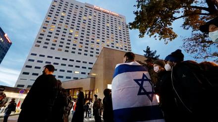 Nach Antisemitismus-Vorwürfen haben sich Hunderte Menschen vor dem "Westin Hotel" Leipzig versammelt, um Solidarität mit dem Musiker Gil Ofarim zu zeigen.