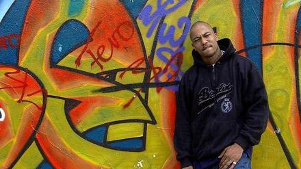 Früherer Rapper: Denis Cuspert als Deso Dogg vor einem Graffiti in Berlin.