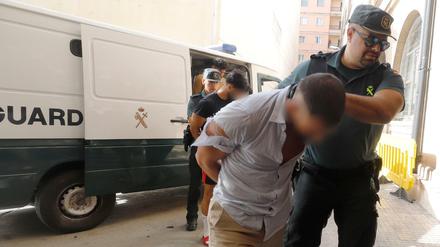 Deutschen Touristen, denen vorgeworfen wird eine 18-Jährige in der mallorquinischen Stadt Cala Ratjada vergewaltigt zu haben, werden von der Guardia Civil ins Gericht geführt.