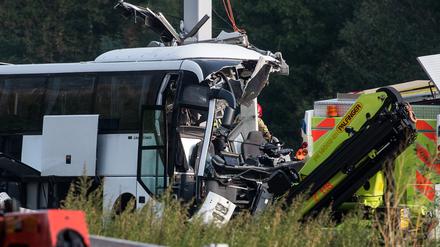 Ein deutscher Reisebus nach einem Unfall auf der Autobahn A2 im Kanton Tessin
