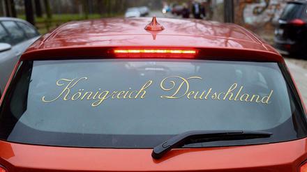 "Königreich Deutschland" steht auf der Heckscheibe eines Autos in Dessau-Roßlau.