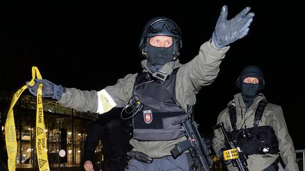 Fußball, Länderspiel: Deutschland - Niederlande am 17.11.2015 in der HDI-Arena in Hannover (Niedersachsen). Polizisten mit Sturmgewehren stehen vor dem geschlossenen Stadion und sperren den Bereich ab. Nach den Terroranschlägen von Paris wurde das Spiel kurzfristig abgesagt, das bereits geöffnete Stadion wurde evakuiert. 