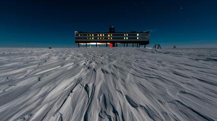 Die deutsche Antarktis-Forschungsstation Neumayer-Station III, Aufnahme bei Nacht.