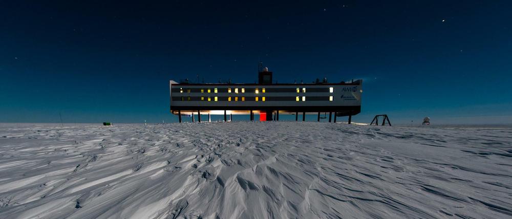 Die deutsche Antarktis-Forschungsstation Neumayer-Station III, Aufnahme bei Nacht.