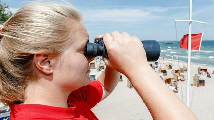 Rettungsschwimmerin Clarissa Brechtken beobachtet am 24.07.2014 am Timmendorfer Strand in Niendorf den Badestrand.
