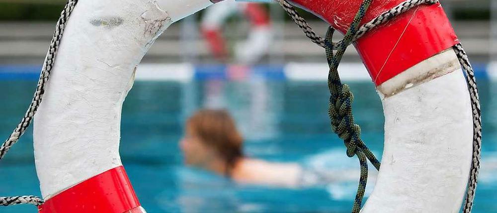 Eine Frau schwimmt. Nachdem im letzten Jahr die Zahl der Badetoten um 25 Prozent gestiegen ist, will der DLRG für mehr Schwimmausbilder sorgen.