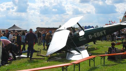 Das Doppeldecker-Flugzeug kam beim Starten auf dem Gelände des örtlichen Segelflug-Clubs von der Piste ab.