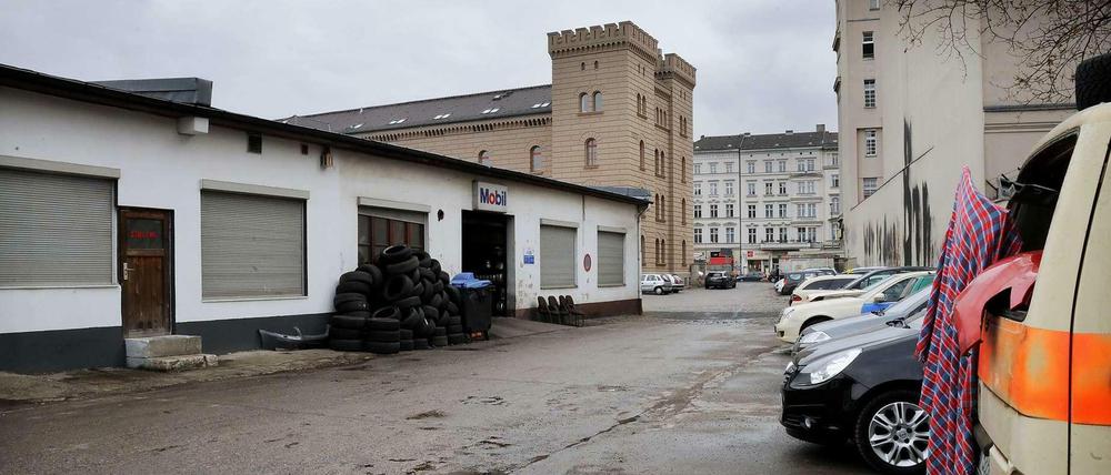 Auf dem Dragonerareal hinterm Kreuzberger Finanzamt arbeiten viele Kfz-Schlosser. Die meisten Gebäude sind in schlechtem Zustand.