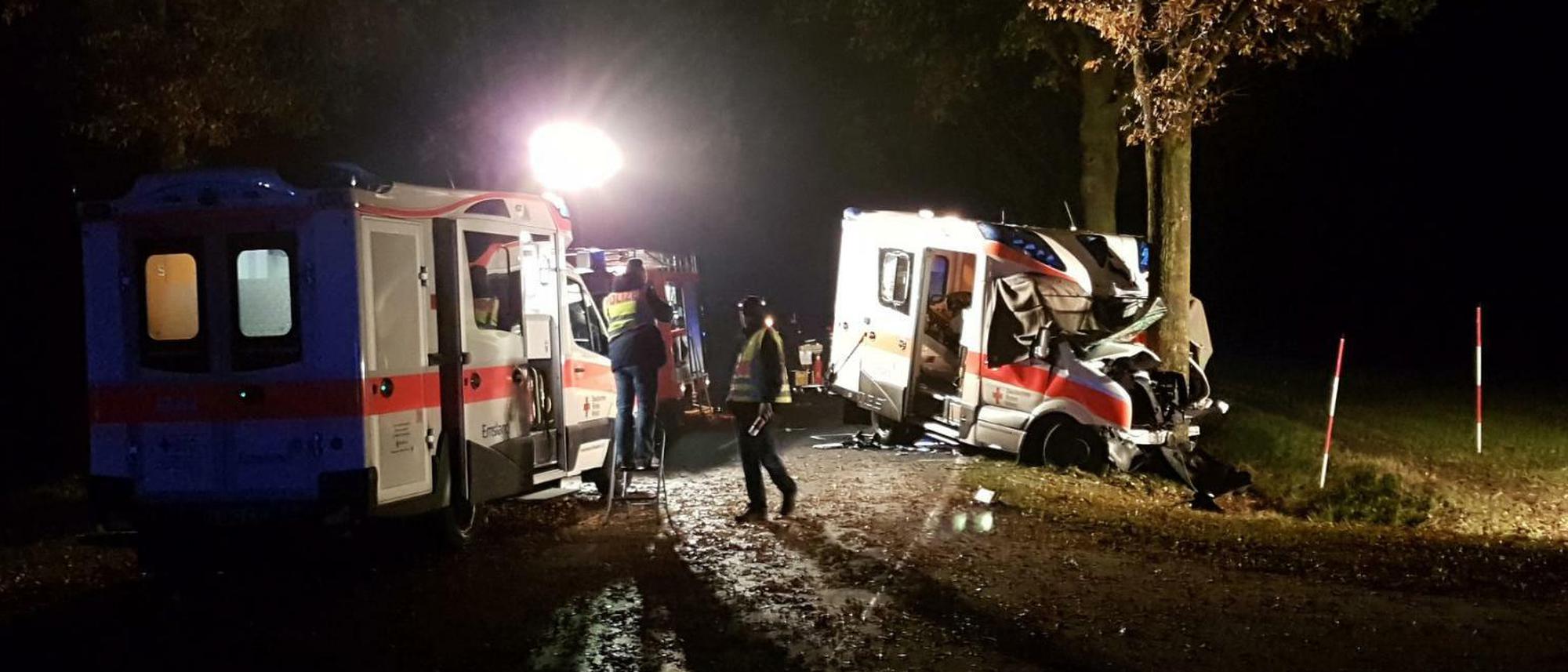 Krankenwagen in Kreuzungsunfall verwickelt