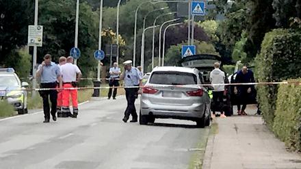 Werther bei Bielefeld: Die Polizei hat eine Straße vor einem Haus in Werther abgesperrt.