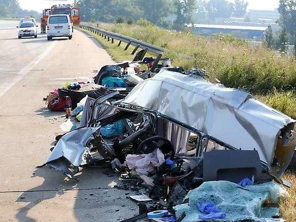 Zwei Reisebusse und ein Kleinbus sind in einen folgenschweren Unfall nahe Dresden verwickelt. Für mindestens neun Menschen aus Polen kommt jede Hilfe zu spät.