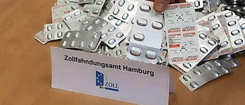 In Deutschland illegal, in Frankreich erlaubt: Zollfahnder in Norddeutschland konnten "Drogenersatz-Tabletten" (Subutex) im Wert von einer Millionen Euro sicherstellen.