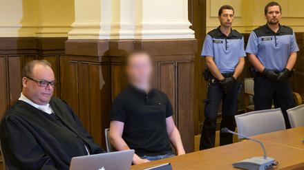 Der Angeklagte Maximilian S. (M.) sitzt neben seinem Anwalt Stefan Costabel am Dienstag in Leipzig zum Prozessbeginn im Gerichtssaal des Landgerichts. Der junge Mann soll von seinem Kinderzimmer aus Drogengeschäfte in Millionenhöhe abgewickelt haben.