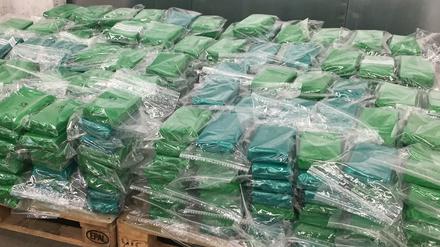 187 Kilogramm beschlagnahmtes Kokain liegt auf Paletten.