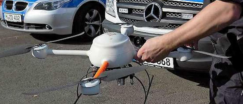 Ein Polizist in Hannover "verhaftet" eine Drohne. Dürfen diese unbemannten Flugobjekte bald nicht mehr ohne Führerschein gesteuert werden?