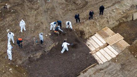 Arbeiter vergraben Särge auf Hart Island.