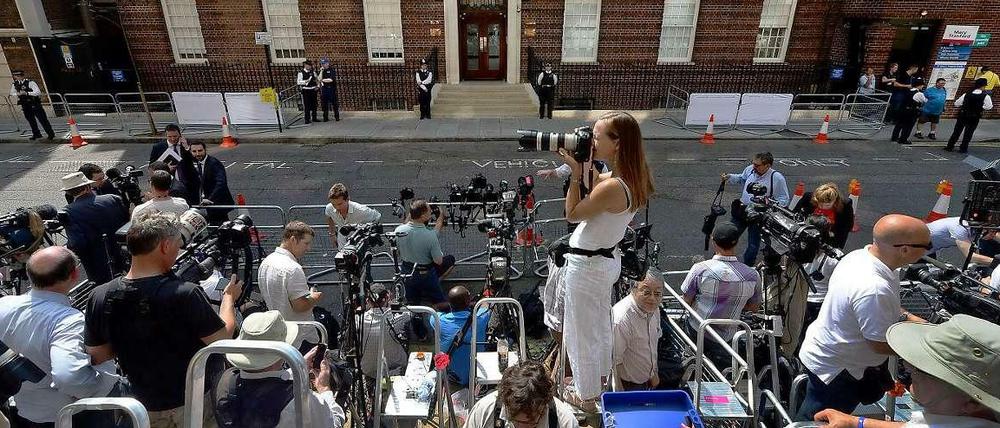 Kameraleute vor dem St. Mary's hospital in London.