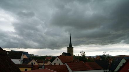 Ein dunkles Wolkenband zieht über den bayerischen Ort Rattelsdorf.
