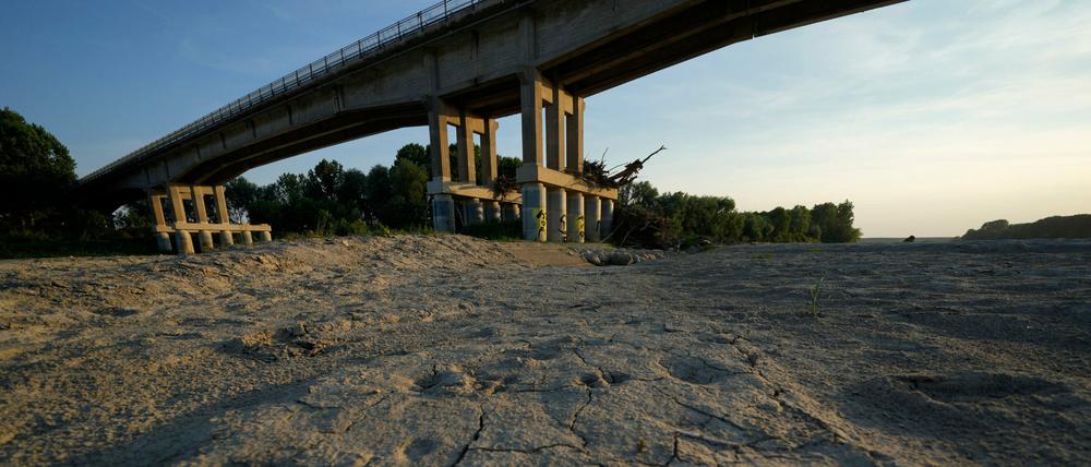 Das trockene Flussbett des Po bei Boretto in Italien am 15.06.2022.