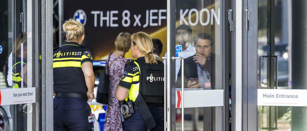 Polizistinnen am Tatort nach dem Überfall bei der Messe Tefaf in Maastricht (am 28. Juni 2022)