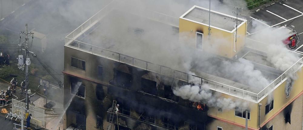Rauch steigt auf aus dem dreistöckigen Studio der Kyoto Animation Co.