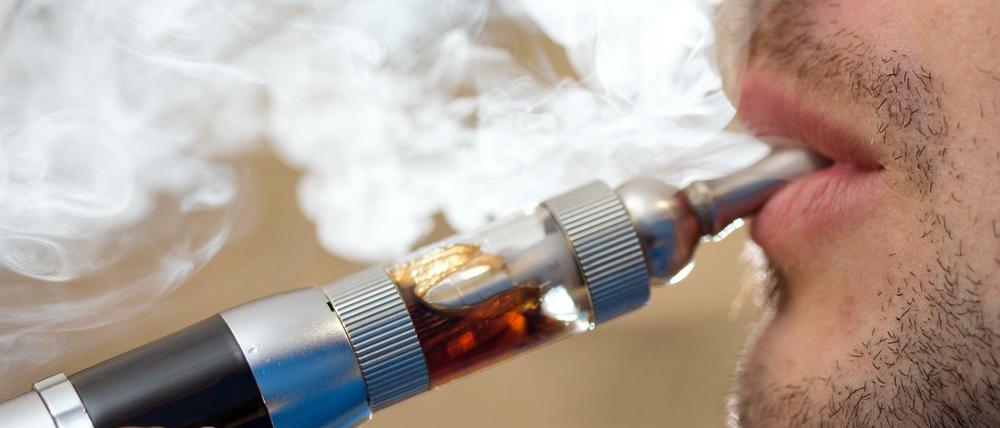 Bei der E-Zigarette wird die zu inhalierende Flüssigkeit, das Liquid verdampft. Rauchen soll so weniger schädlich sein. 