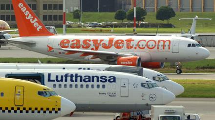 Flugzeuge stehen auf einem Flughafen (Symbolbild).