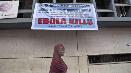 Ein Plakat in Freetown, Sierra Leone, weist auf die Gefährlichkeit von Ebola hin und gibt Ratschläge zur Hygiene zur Vermeidung der Verbreitung des Virus.