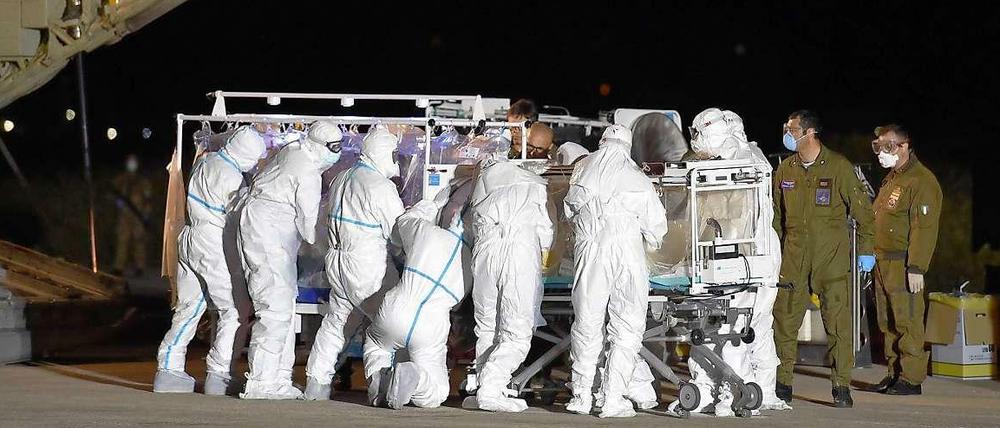 Am Flughafen auf Sardinien: Die Italienische Air-Force verfrachtet eine Krankenschwester, die sich in Westafrika mit Ebola infiziert hatte. 
