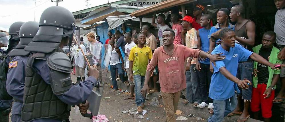 Liberia setzt Militär gegen aufgebrachte Bewohner ein, die Patienten aus Quarantäneeinrichtungen geholt haben.