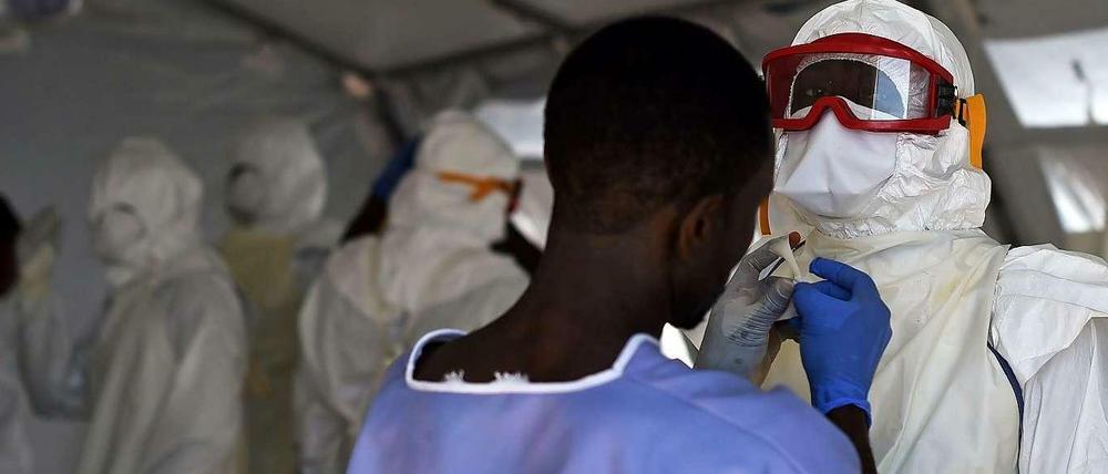 In Sierra Leone sinkt die Zahl der Neuinfektionen mit Ebola. Das Foto zeigt Helfer im vom internationalen Roten Kreuz betriebenen Behandlungszentrum in Kenema. 
