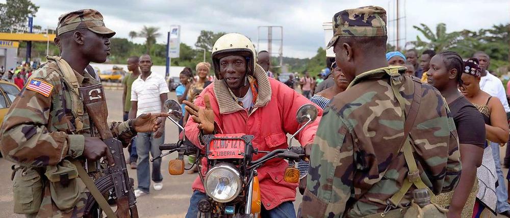 Seitdem in Liberia der Ausnahmezustand ausgerufen ist, gibt es Kontrollen an den Straßen, die in die am stärksten betroffenen Gebiete führen. Präsidentin Ellen Johnson Sirleaf hat alle Reisen von Regierungsmitgliedern für die kommenden Wochen verboten. 