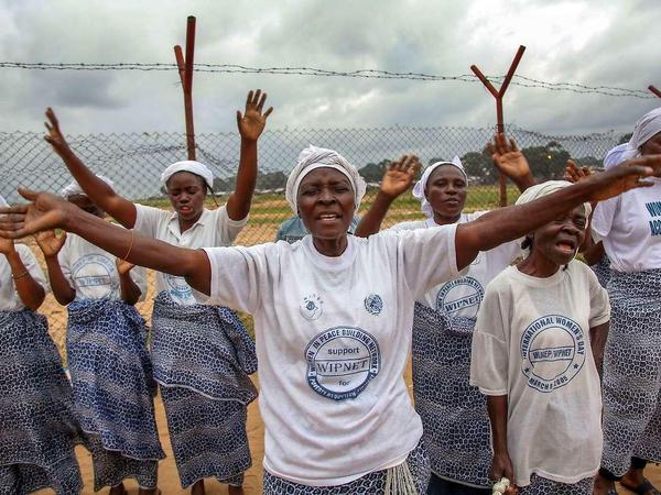 Frauen in Liberia bitten um Gottes Beistand gegen Ebola. Überall im Land beten Frauengruppen, dass die Epidemie bald zu ihrem Ende kommt. Bisher sieht es allerdings nicht so aus. 