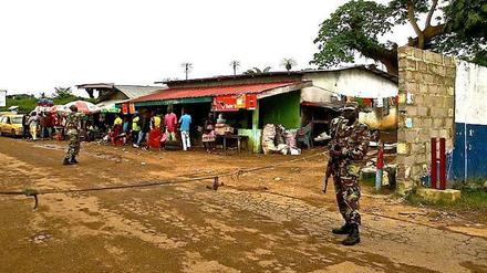Die Armee soll die weitere Ausbreitung der Ebola-Epidemie über die Grenzen mit allen Mitteln verhindern.