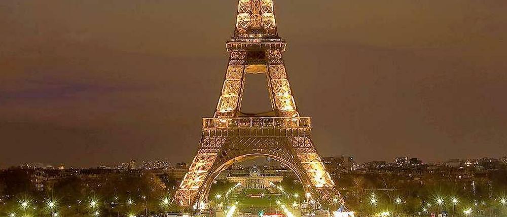 Der Pariser Eiffelturm wurde am Samstagabend nach einer Bombendrohung evakuiert.