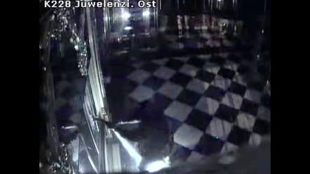 Ein Screenshot aus einem von der Polizei Sachsen veröffentlichten Überwachungsvideo zeigt den Einbruch im Grünen Gewölbe. 