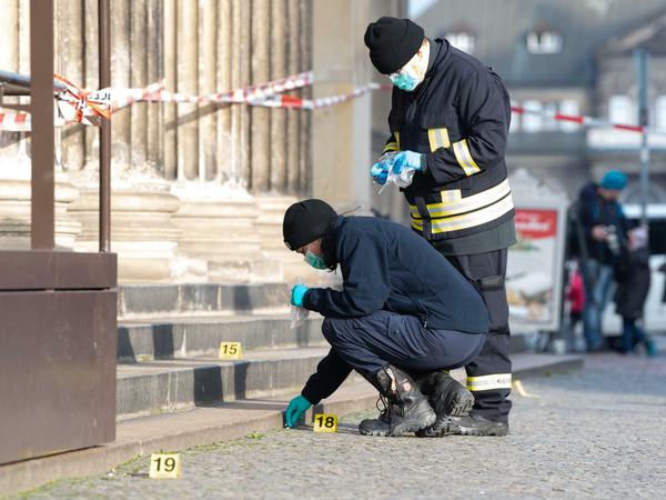 Polizisten sichern Spuren vor dem Gebäude der Schinkelwache. In Dresdens Schatzkammer Grünes Gewölbe ist am frühen Morgen eingebrochen worden. 