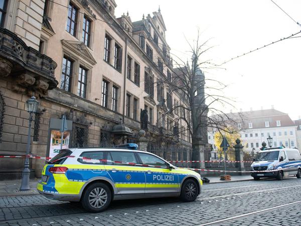 Einbruch in Grünes Gewölbe in Dresden: Polizeifahrzeuge stehen vor dem Residenzschloss.