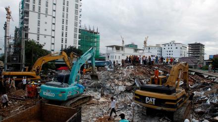 Rettungskräfte versuchen, den Schutt an der Stelle eines eingestürzten Gebäudes in der Provinz Preah Sihanouk zu beseitigen. 