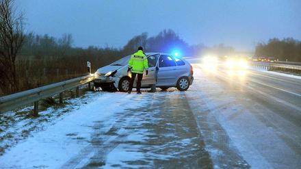 Bei eisigen Temperaturen, viel Schnee und glatten Fahrbahnen kam es am Sonntag zu zahlreichen Unfällenn. 