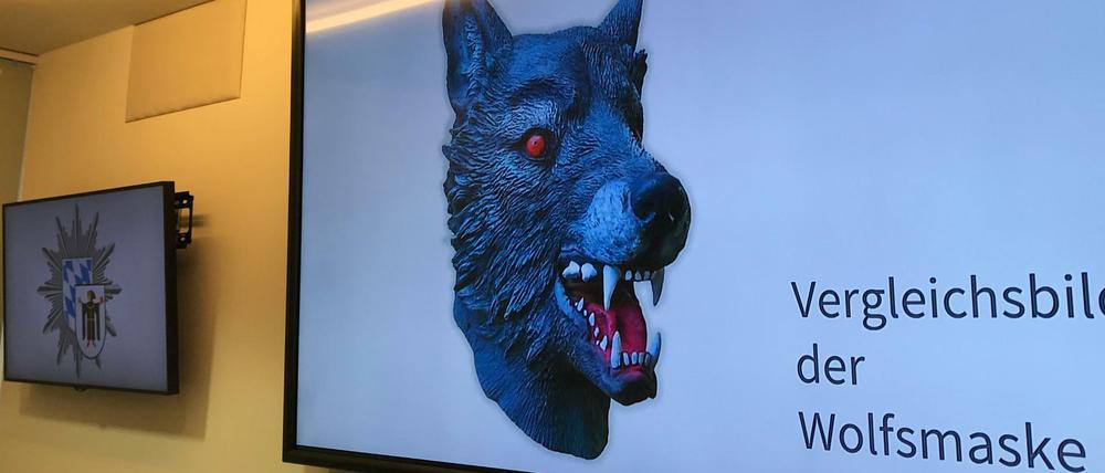 Auf einem Bildschirm im Polizeipräsidium präsentiert die Polizei ein Vergleichsbild einer Wolfsmaske.